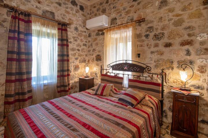 Двокреветна соба со рустикални дрвени тавани
Примамливо и богато со карактери, совршено за деца или пријатели кои делат соба.