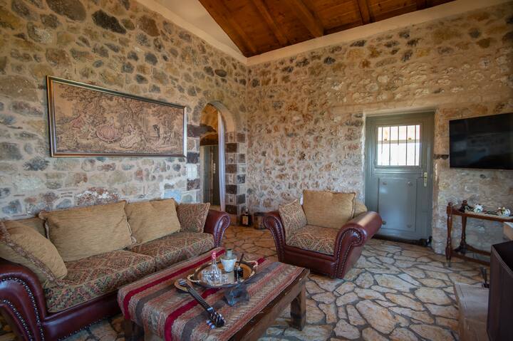 Горен простор за одмор со таван на поткровје и планински акценти
Рустикален простор за релаксација кој ги спојува удобноста и локалното мајсторство.