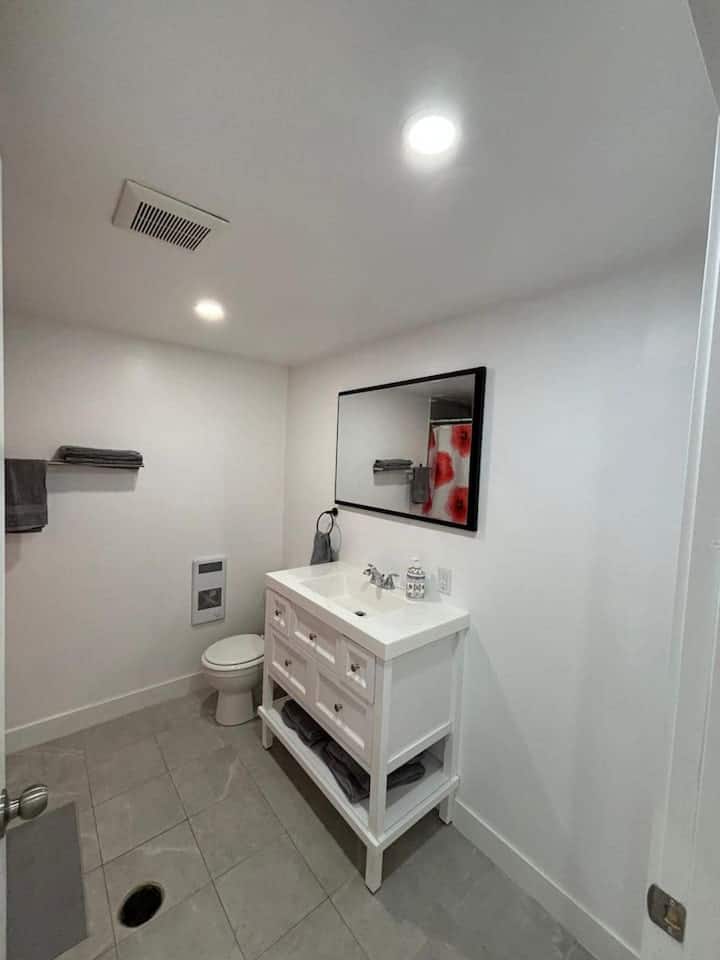 Côte-des-Neiges Cozy 1-Bedroom Ground-Floor Apt. - Apartments for