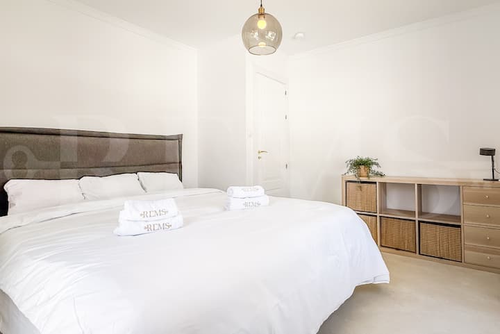 تتميز غرفة النوم الواسعة والمريحة هذه بسرير كبير مقاس 190 × 180 سم وحمام داخلي خاص مع دش عصري، ملاذك الشخصي.