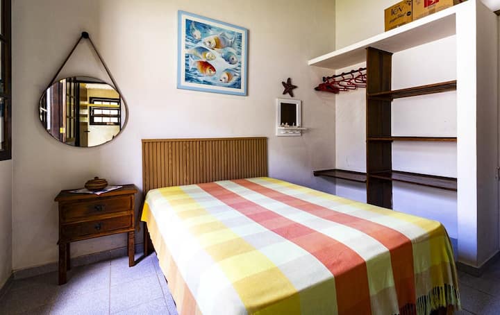 La suite 1 tiene un armario abierto con perchas para que guardes tus artículos.