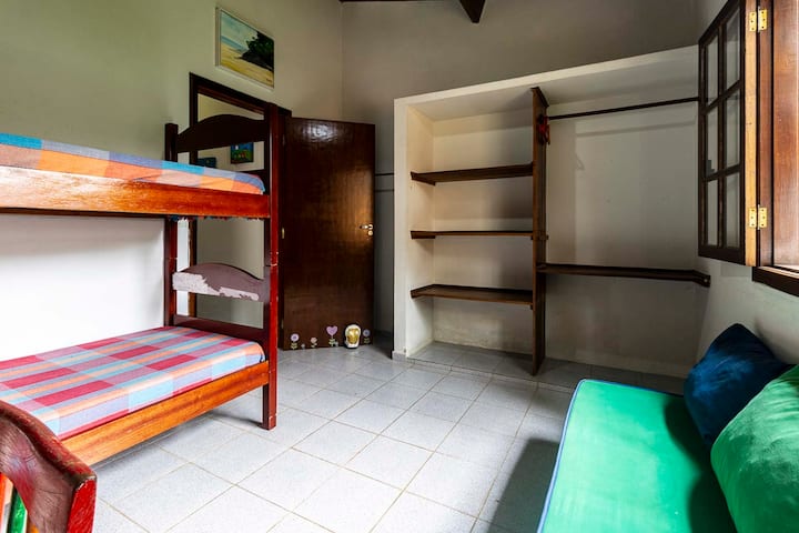 La habitación tiene un armario abierto con perchas, organiza tu ropa y pertenencias 