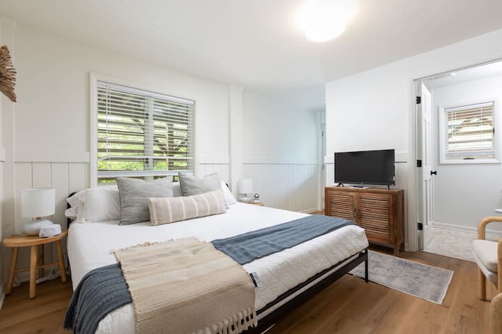 Suite avec chambre à coucher séparée et lit queen size