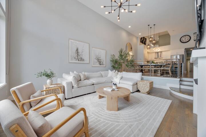 Downtown Nashville Luxury with Irish Pub Hangout gallery image 4