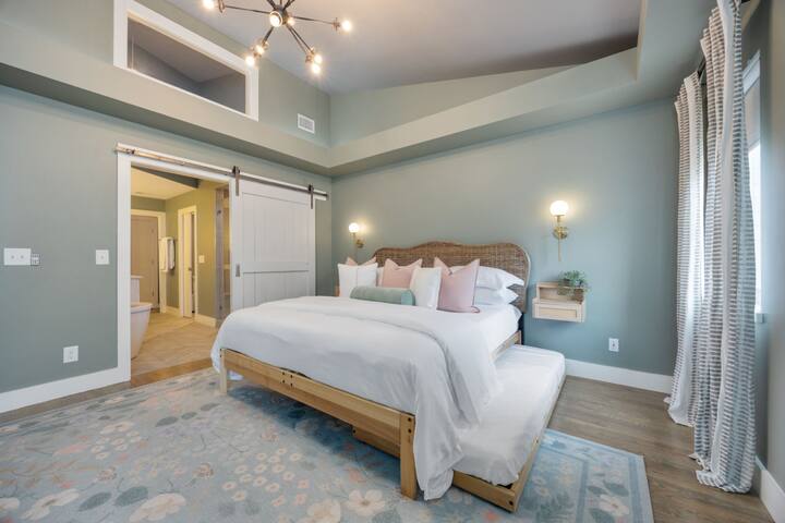 Downtown Nashville Luxury with Irish Pub Hangout gallery image 3