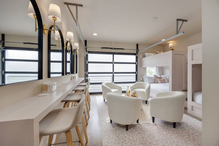 Downtown Nashville Luxury with Irish Pub Hangout gallery image 2