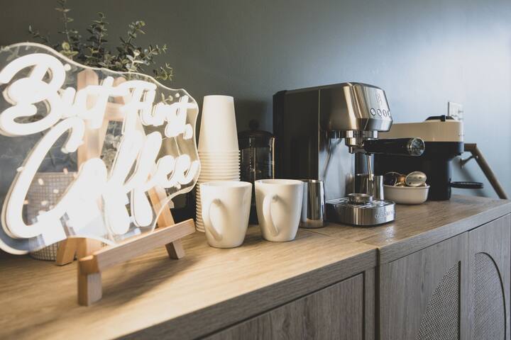 Downtown Nashville Luxury with Irish Pub Hangout gallery image 5