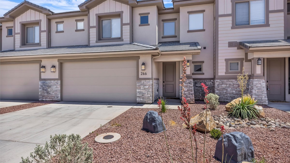 Red Rock Retreat | Private Hot Tub | 2 King Suites - Townhouses