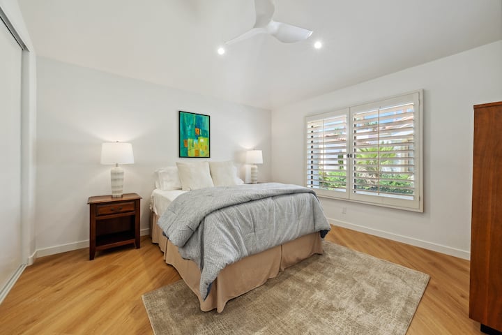 Მოქნილი საძილე სივრცე ნათელი დეკორითა და უამრავი სათავსოთი.