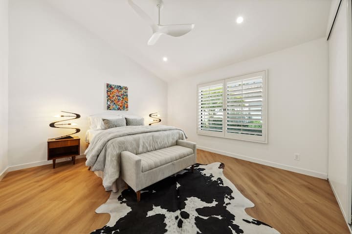 Ნათელი და ჰაეროვანი საძინებელი ორადგილიანი საწოლითა და დახვეწილი ავეჯით.