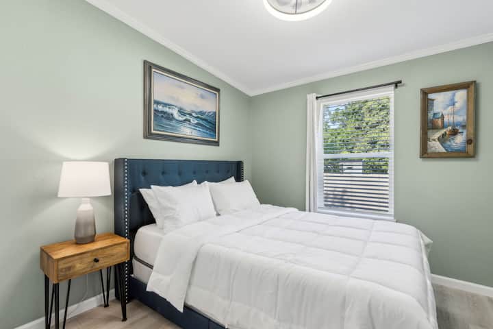 ห้องนอนแขกขนาดควีนพร้อมเตียงควีนไซส์