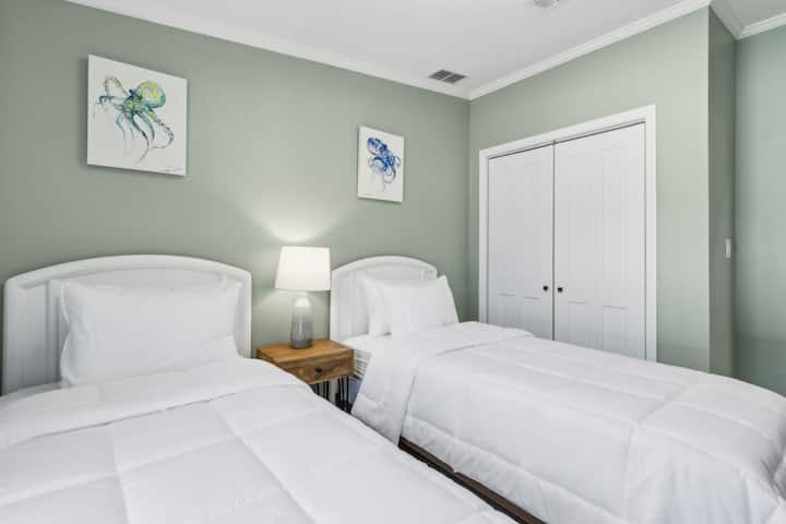 ห้องนอนแขกที่มีเตียงแฝด 2 เตียงและตู้เสื้อผ้า