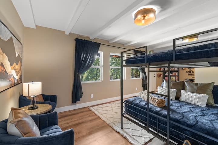 Ქვედა საძინებელი ორი ორსართულიანი საწოლითა და ორადგილიანი საწოლით