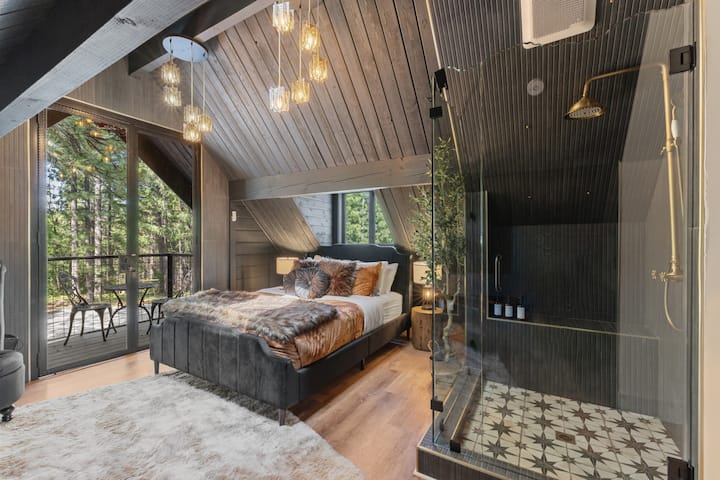 Მთავარ საძინებელში არის ორადგილიანი საწოლი, საშხაპე და ლამაზი ტერასა, რომლიდანაც შესანიშნავი ხედი იშლება.