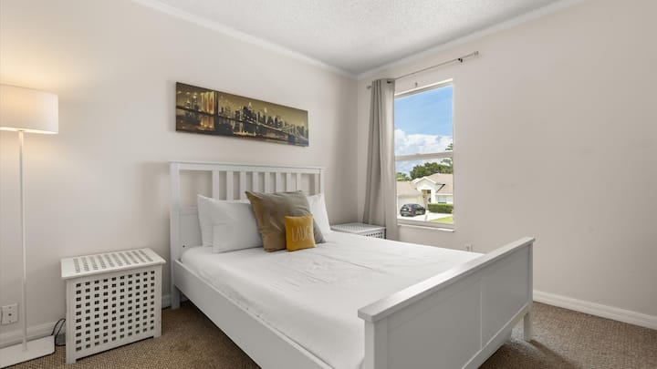 ห้องนอนขนาดควีนไซส์พร้อมแสงธรรมชาติและสมาร์ททีวี