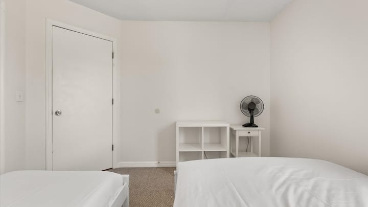 ห้องนอนพร้อมเตียงคู่และเตียงเดี่ยว