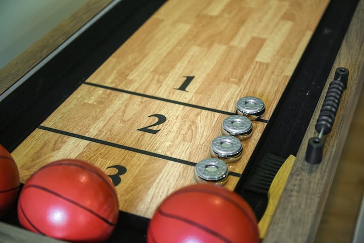 Da, to je stol za shuffleboard i košarkaški obruč u spavaćoj sobi. Neka igre počnu!