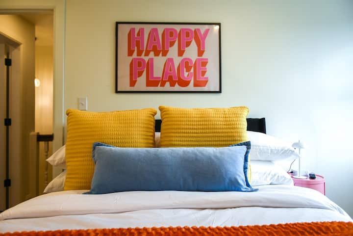 Dobro došli u najnoviju dragulj na trećem katu – ova spavaća soba uživljene boje ima snažan karakter i ugodan šarm.