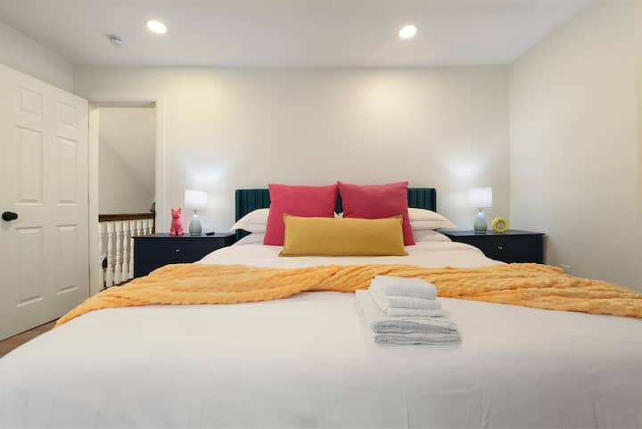 Otro espacio impresionante con una cama tamaño king y colores que te hacen querer quedarte todo el día