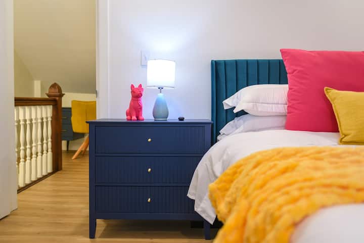 Ova spavaća soba na trećem katu spoj je svijetloružičaste, žute i plave boje te odiše energijom, stilom i osobnošću.