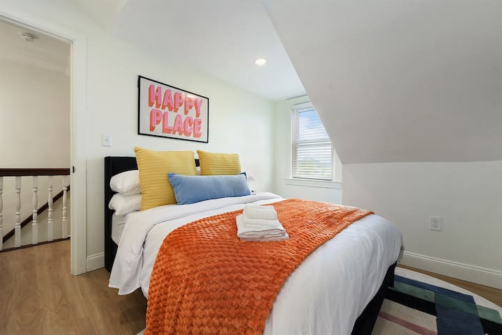 Este dormitorio combina colores atrevidos con un carácter vintage, ¿esas paredes en ángulo? Un guiño al encanto original del alojamiento