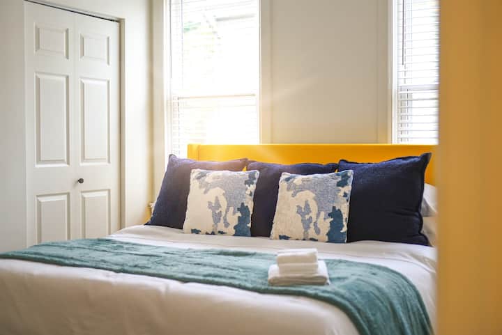 Predstavljamo vam našu najnoviju spavaću sobu – umirujuće plave i vedre žute boje te s velikim bračnim krevetom za najbolji san koji ste ikad imali.