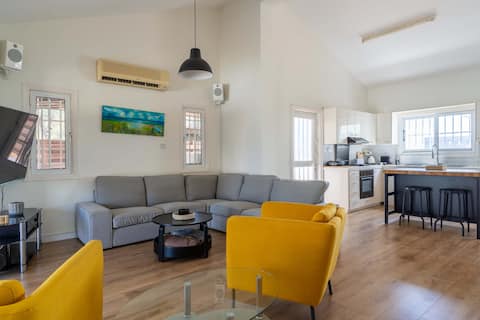 Beachside 3BR Villa with Garden & BBQ in Pervolia