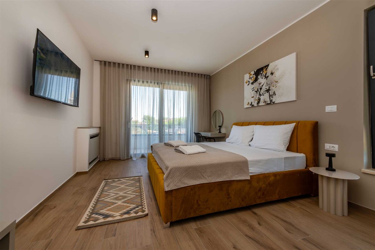 מצעים רכים, עיצוב אלגנטי ומיטת קינג סייז מזמינים לכם לילות מרגיעים וחלומות מתוקים.