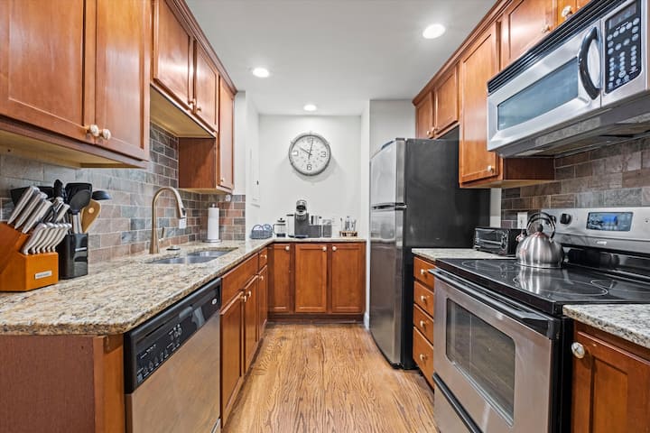 Plaza Nook Studio Apt | Kitchen + Rooftop Access - Kansas City, MO