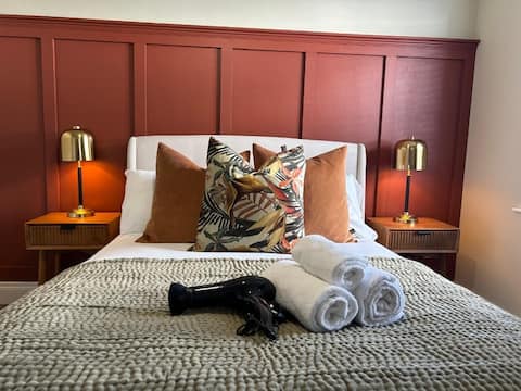 Top performing Airbnb: Fisherwick House - Stylish 2 Bedroom Apartment in Central