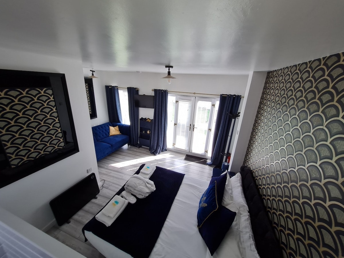 Room 5 with Hot Tub