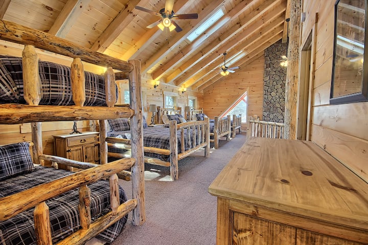 סט מיטות קומותיים, שידה ושלוש מיטות קווין סייז בלופט פתוח, פונה מערבה