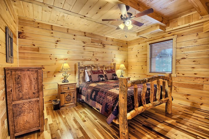 חדר שינה פרטי עם מיטת קווין סייז 3, קומה ראשית