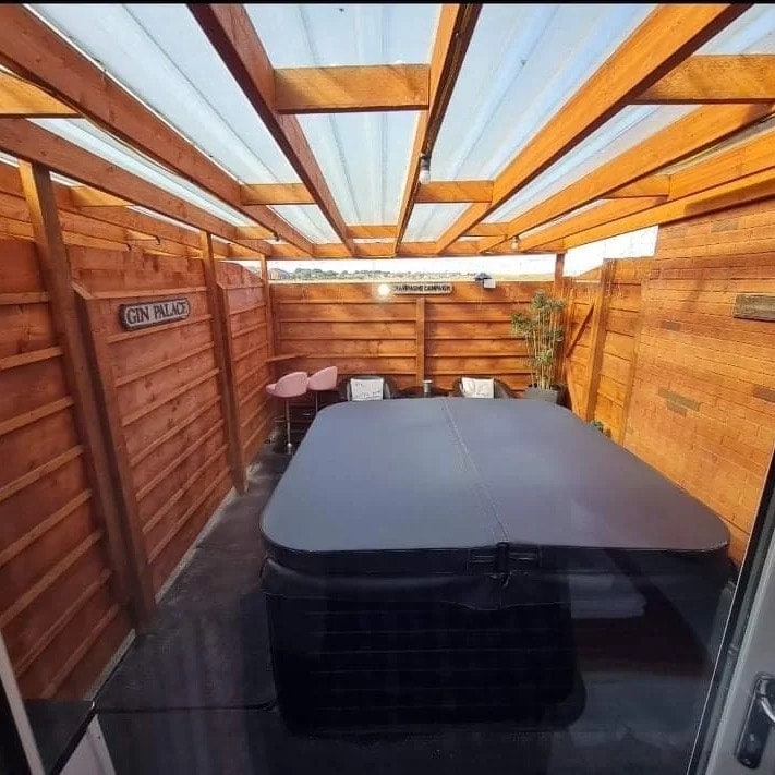 Room 8 - Family Room with Hot Tub