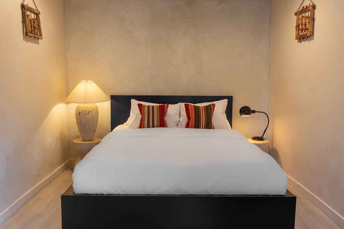 Habitación con cama tamaño queen con muebles vintage