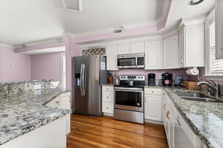 Walkable! Private Garage! 2 Balconies