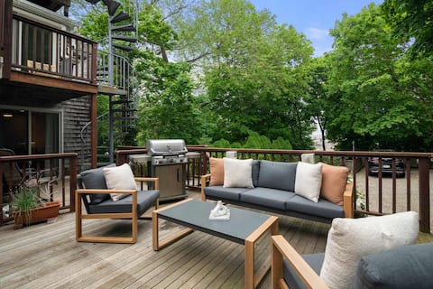 Rare Private Deck, Dog Friendly, Walk to Harbor!