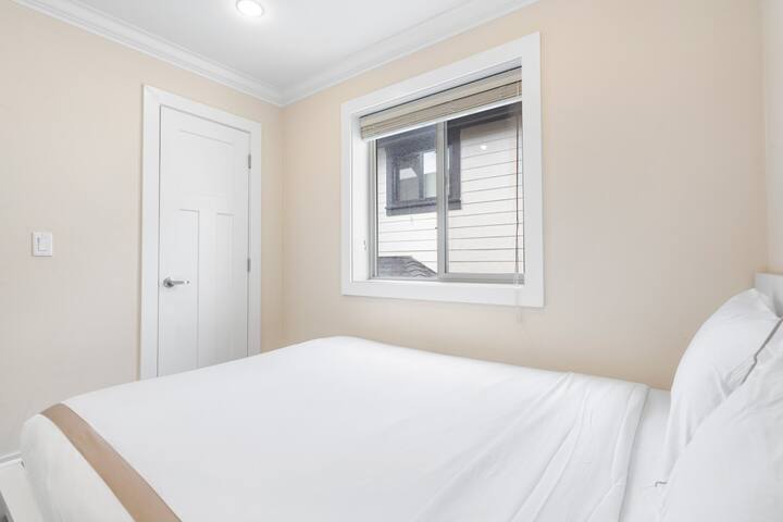 Upscale 4BR Vancouver Home | Near Transit & Dining gallery image 5