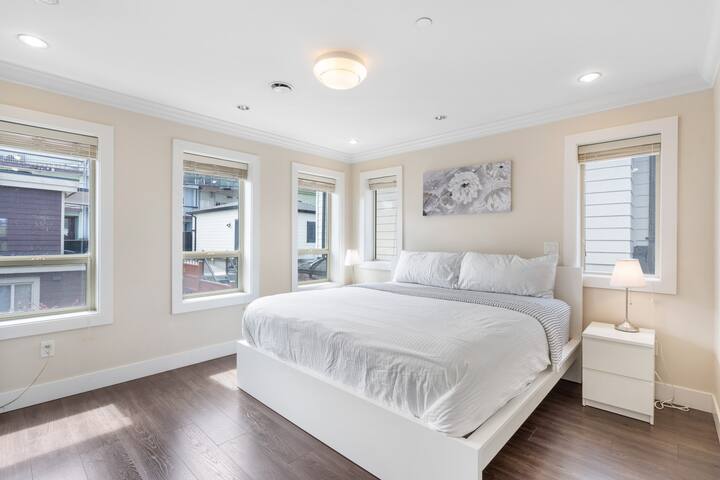 Upscale 4BR Vancouver Home | Near Transit & Dining gallery image 2