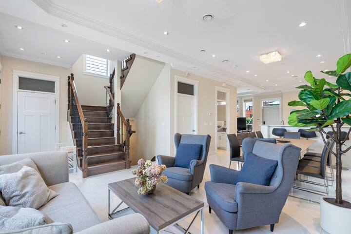 Upscale 4BR Vancouver Home | Near Transit & Dining gallery image 3