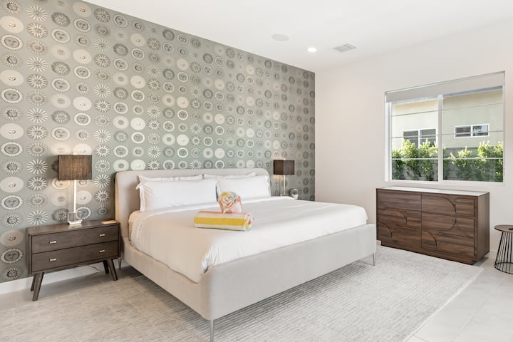 Hlavná spálňa má manželskú posteľ, vlastnú kúpeľňu a prístup na terasu.