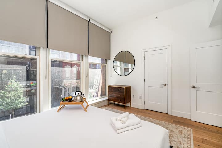 Dhoma e dytë e gjumit me krevat dopio "King", dollap dhe komodinë.