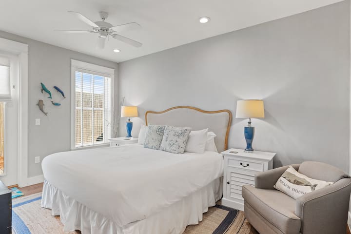 Chumba cha 2 cha kulala kina kitanda aina ya king, televisheni na bafu la malazi.