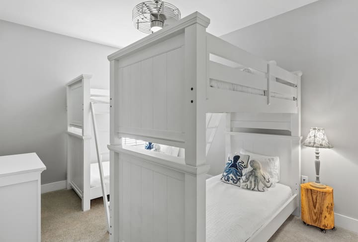 Chumba cha 4 cha kulala kina vitanda 2 vya ghorofa mbili.