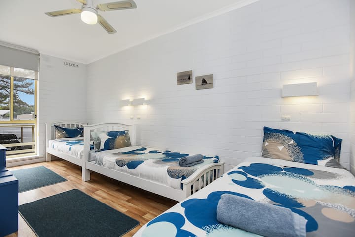 Përfshirje të kujdesshme të çarçafëve premium dhe peshqirëve të butë, me krevate të bërë plotësisht para mbërritjes, duke rritur rehatinë e vizitorëve dhe duke thjeshtuar regjistrimin.