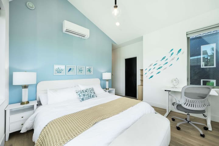 Სადაც სანაპირო სიმშვიდე შეესაბამება ფუნქციურ ელეგანტურობას ამ იდეალურად დაბალანსებულ საძინებელში.