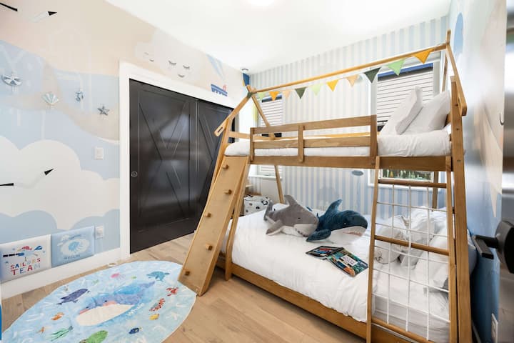 Თავგადასავალი გელით ამ მხიარულ საზღვაო თემატიკის ორსართულიან ოთახში, რომელიც ახალგაზრდა წარმოდგენებს წარმოაჩენს.