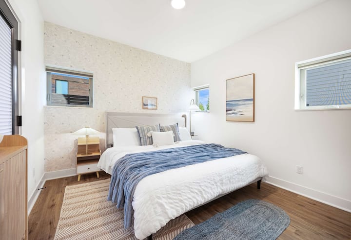 Ნათელი, მყუდრო სივრცე, სადაც სანაპირო ხიბლი აკმაყოფილებს სიწმინდის ბუნებრივ სინათლეს, სუფთა ხაზებსა და ზღვისპირა სიმშვიდეს.