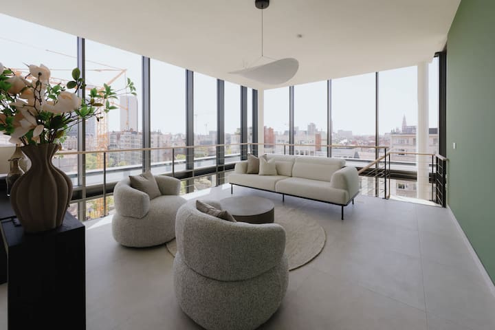 Luxurious City Penthouse with Panoramic Terrace gallery image 2