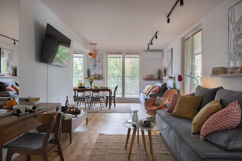 Family 2BR apartment w/ balcony & sofa beds